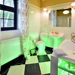 Comfortable With Fireplace, Garden Pollnow