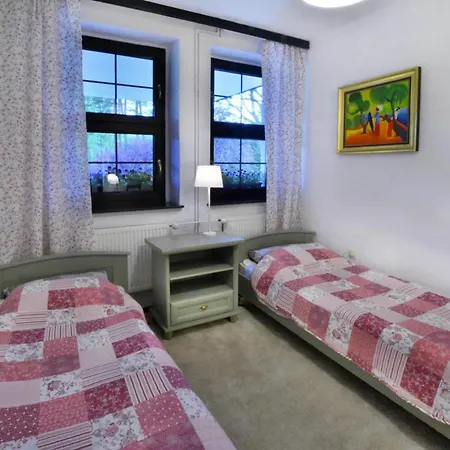 빌라 Comfortable With Fireplace, Garden Pollnow