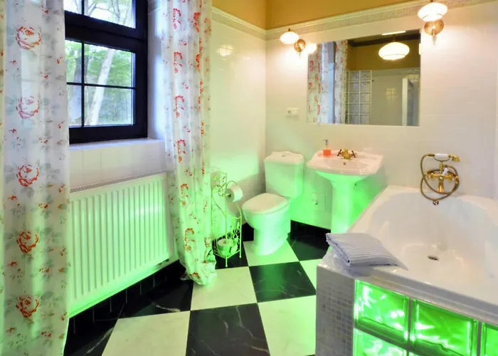 Comfortable With Fireplace, Garden Pollnow